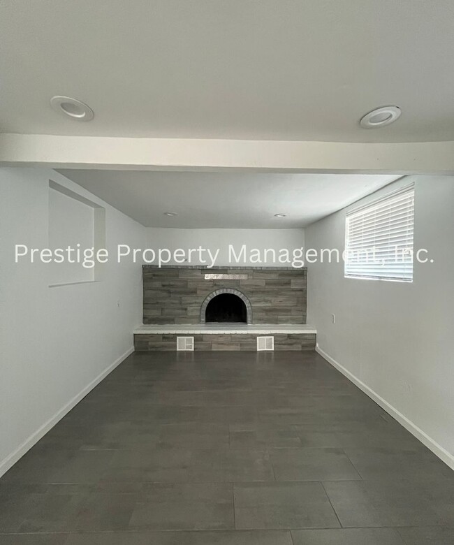 Building Photo - Welcome to This Lovely 3/2.5 East Side Home!!