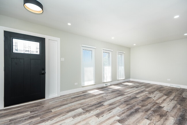 Building Photo - 15369 Ingleside Ave