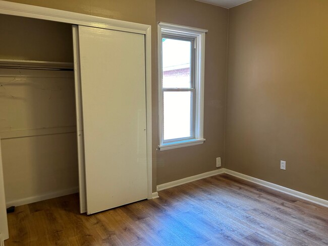Building Photo - Beautiful 3 Bedroom, 1.5 Bath *2 Car Detac...