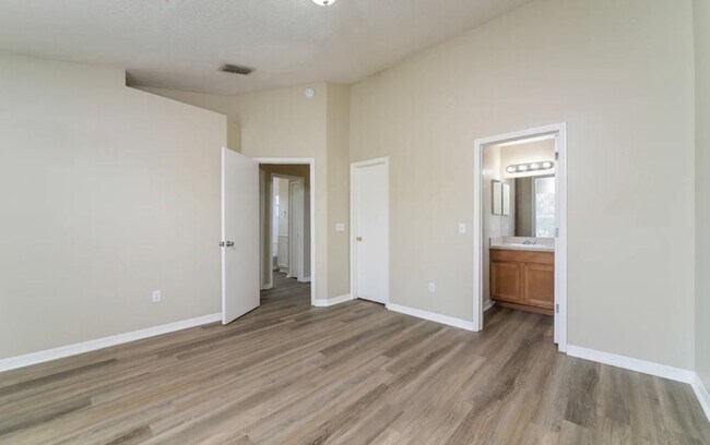 Building Photo - 2337 Cordova Ct