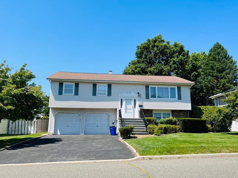 Building Photo - 66 Smith St