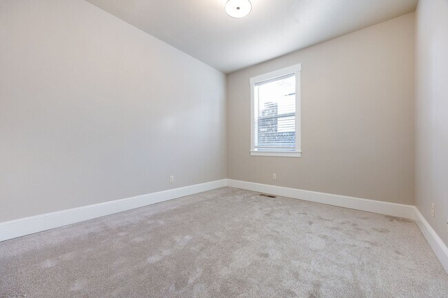 Building Photo - 216 NE Tillamook St