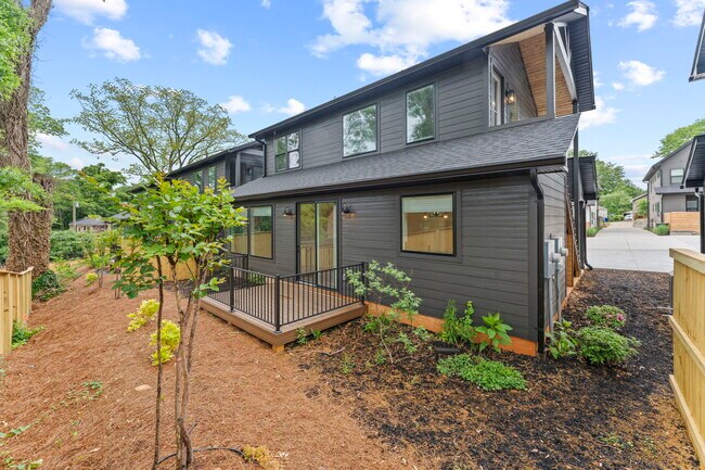 Building Photo - Medford Mews, Carriage House 323