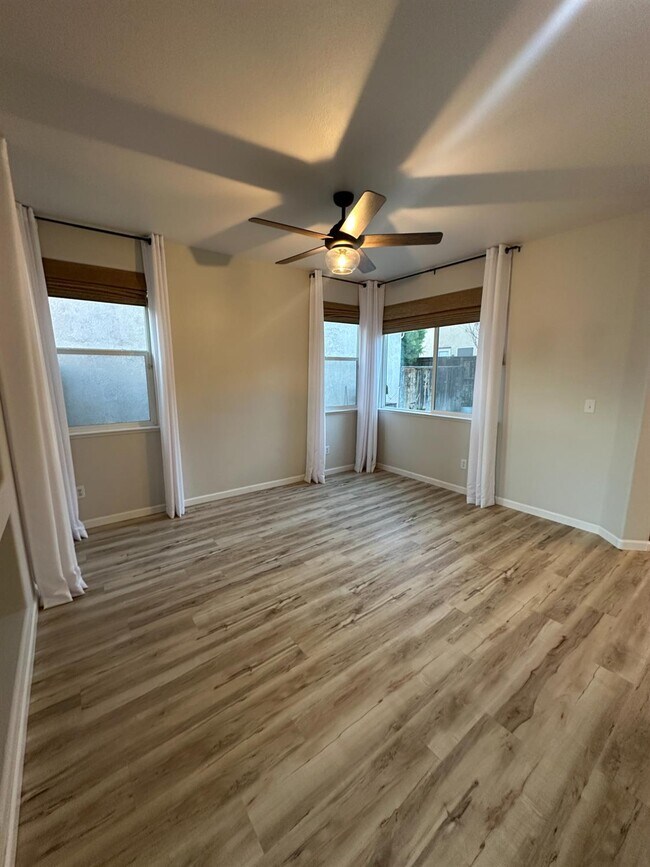 Building Photo - 721 W Fontaine Ln