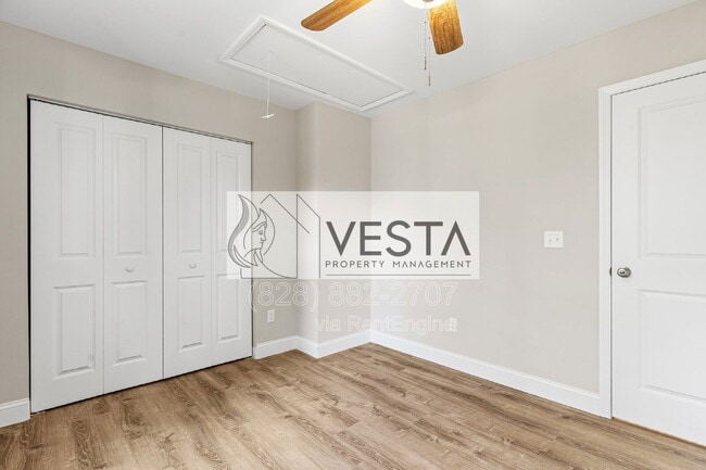 Building Photo - 376 Hague Dr