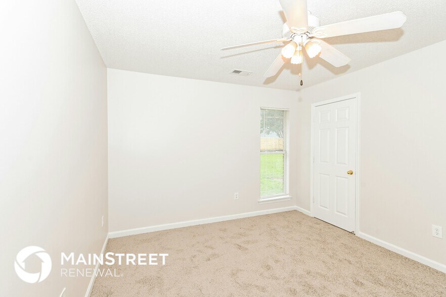 Building Photo - 10676 Oak Cir N