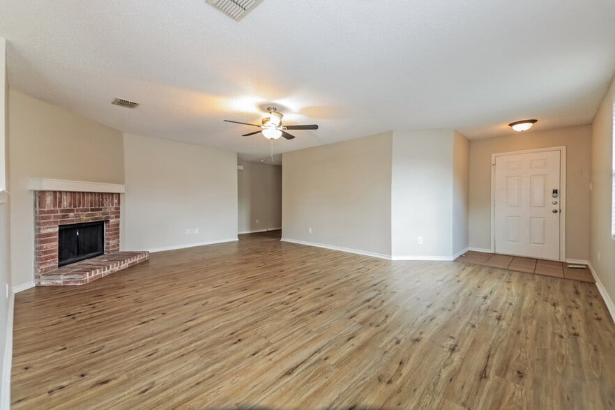 Building Photo - 16528 Woodside Dr