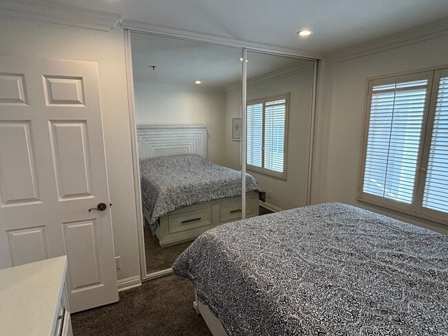 Building Photo - Remodelled Two Bedroom Condo with Ocean Views for Days!