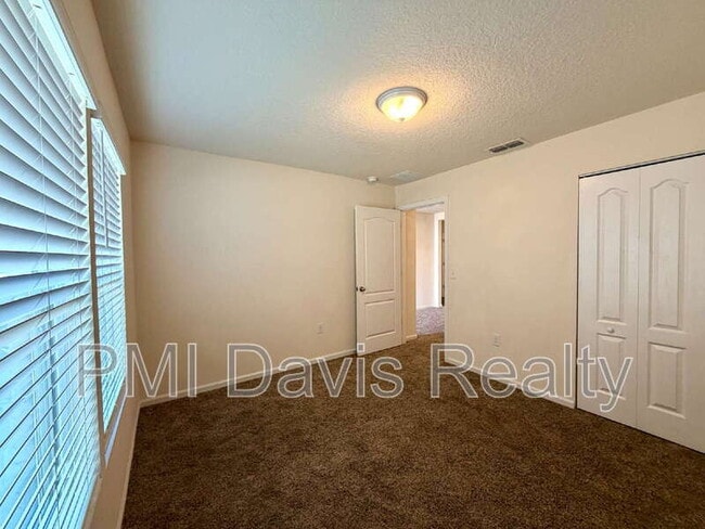 Building Photo - 2482 Beachview Dr