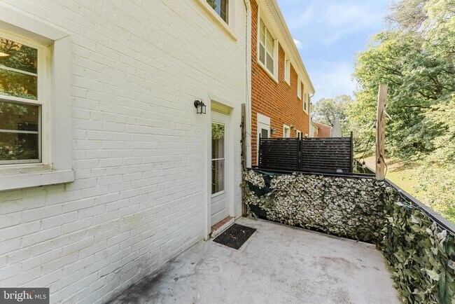 Building Photo - 2725 S Walter Reed Dr