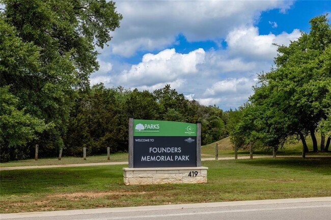 Building Photo - 320 Creek Dr