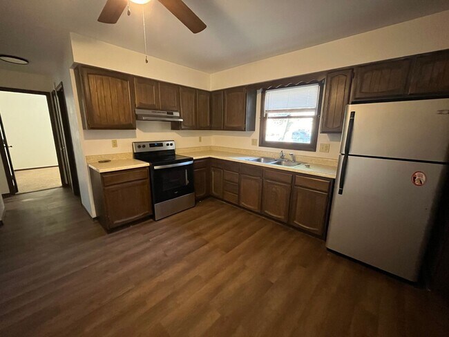 Building Photo - 225 Teakwood Dr