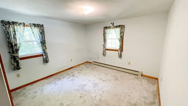 Building Photo - 3 BR House on a Lake 1.5 Baths