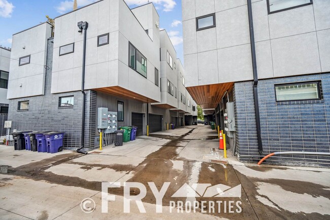 Building Photo - Contemporary Townhome on Tennyson