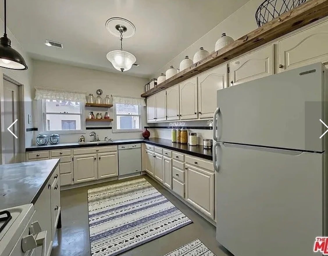 Building Photo - 145 N Sycamore Ave