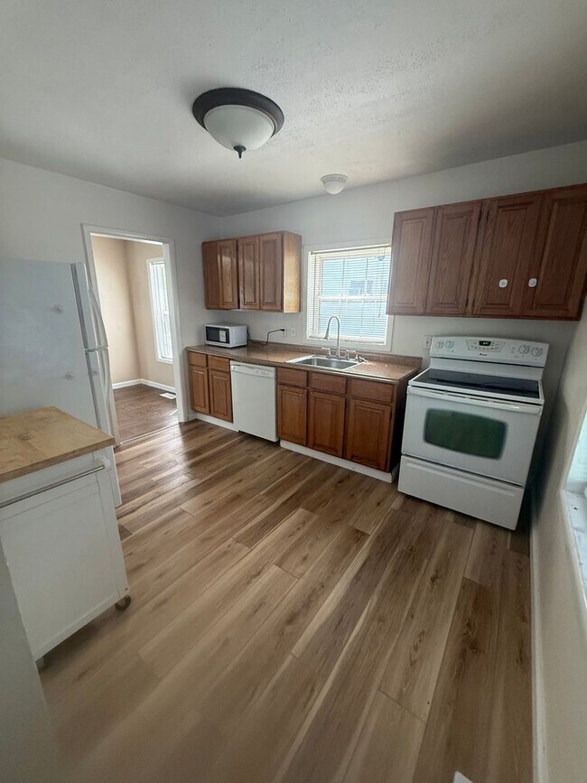 Building Photo - 3 Bedroom Single Family Home
