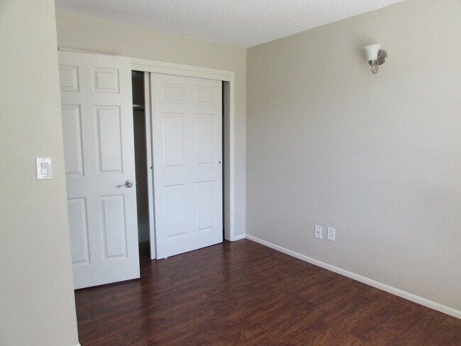 Building Photo - Cozy 2 Bed 1 Bath Lakeside Drive Condo- APPLICATION PENDING