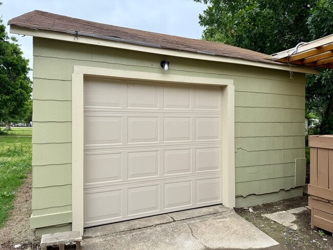 Building Photo - Welcome to this Beautiful Home in Downtown Paragould, AR!