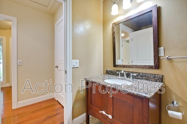 Building Photo - 649 Hollingsworth Dr