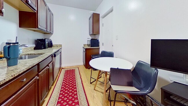 Interior Photo - 734-44 W. Aldine