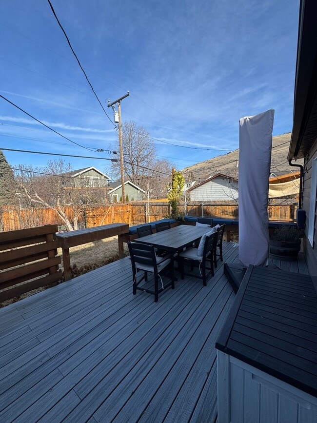 Building Photo - Charming University District Home - 4 Bedrooms, 2 Bathrooms