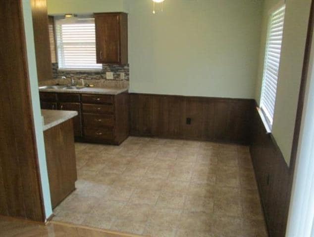 Building Photo - 1022 S Center St