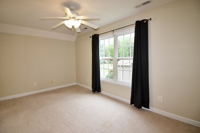 Building Photo - Great 3 bed + bonus house in Aberdeen