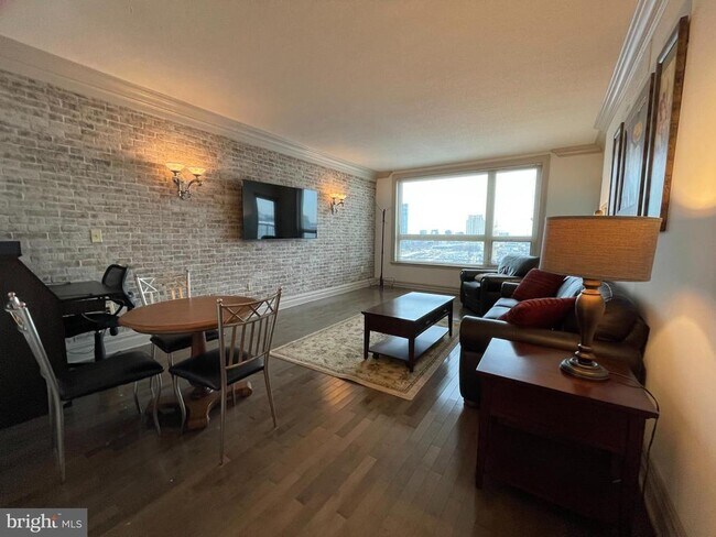 Building Photo - 717 S Christopher Columbus Blvd