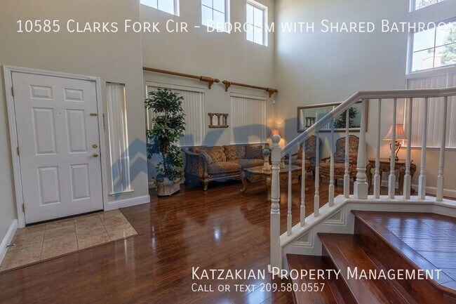 Building Photo - Bedroom with Shared Bathroom & Garage Space