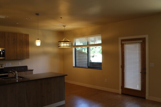 Building Photo - Newer 2 bed / 2 bath Bison Cove Condo