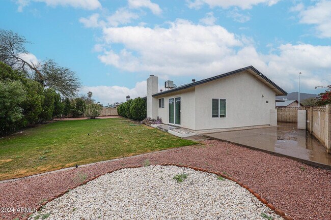 Building Photo - 11207 S Iroquois Dr