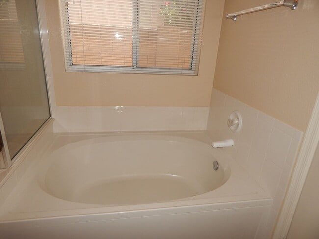 Building Photo - 3 Bedroom 2 Baths 1844 Sqft in Bluffs