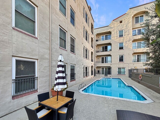 Building Photo - Stunning 2BD/2BA Condo in Bankers Hill W/ ...
