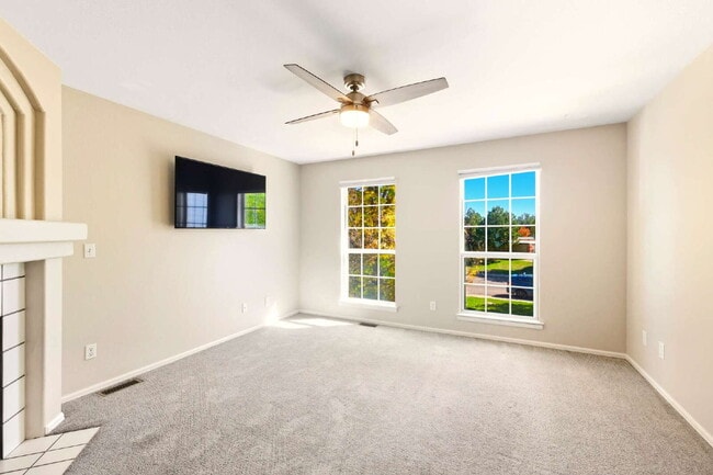 Building Photo - Beautiful Townhome in Aurora - Available Immediately!