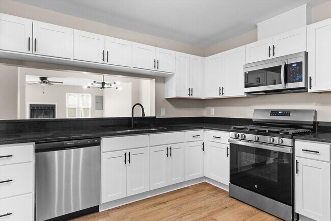 Building Photo - Stylish Living Meets Ultimate Convenience in This 3BR/2.5BA Ocean Lakes Townhome!