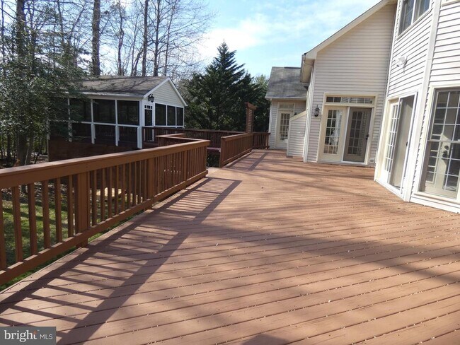 Building Photo - 6422 Lake Meadow Dr