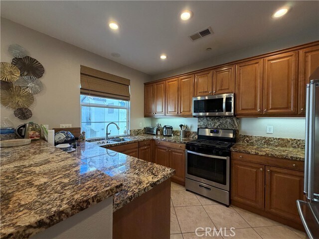 Building Photo - 615 W 1st St