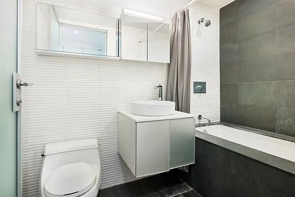 Building Photo - 425 E 13th St