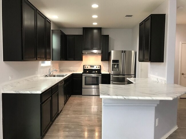 Building Photo - Great Location, Great Price