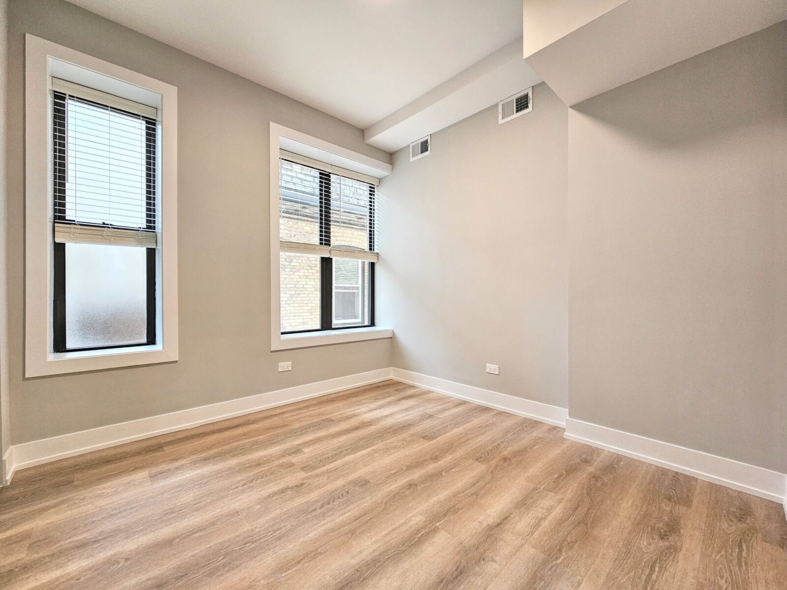 Building Photo - 440 W Belden Ave