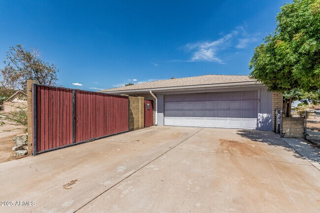 Building Photo - 9048 E Grandview St