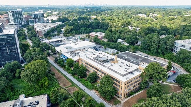Building Photo - 400 Village Pkwy