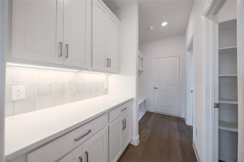 Building Photo - 2420 Bernham Dr