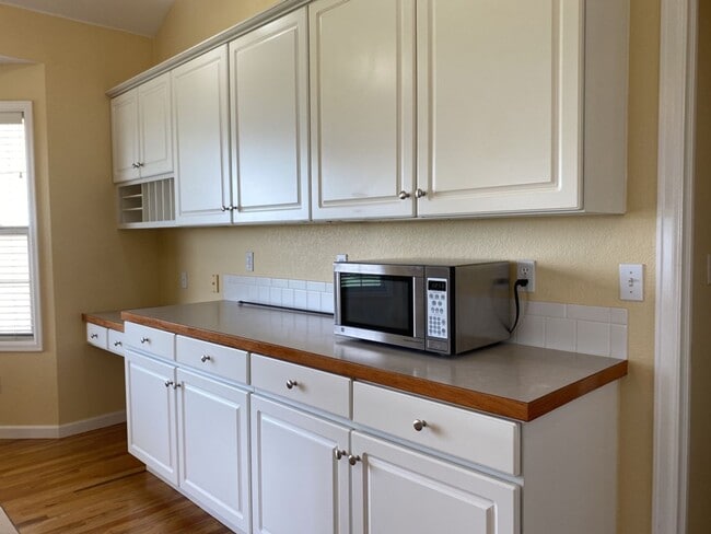 Building Photo - 5742 Crestwood Dr