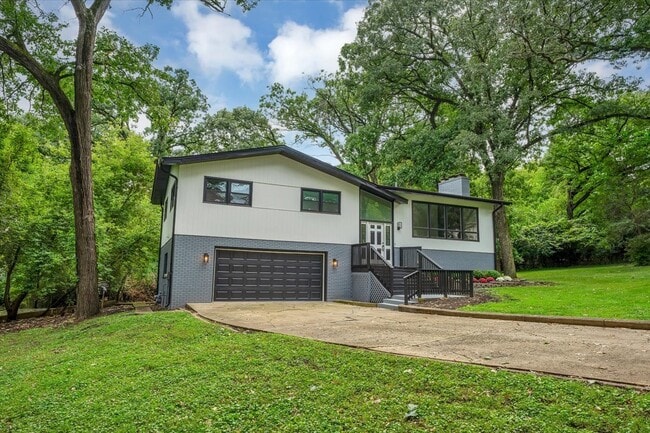 Building Photo - 1001 Oak Ln