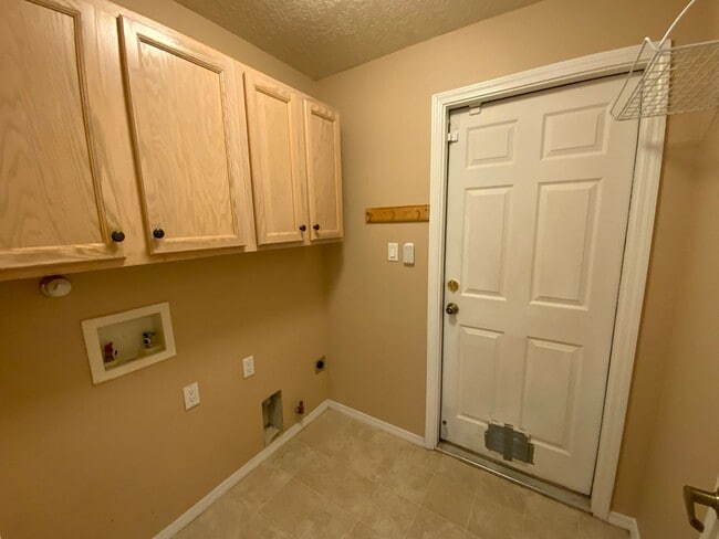 Building Photo - 3 Bedroom Single Story Home Available Near...