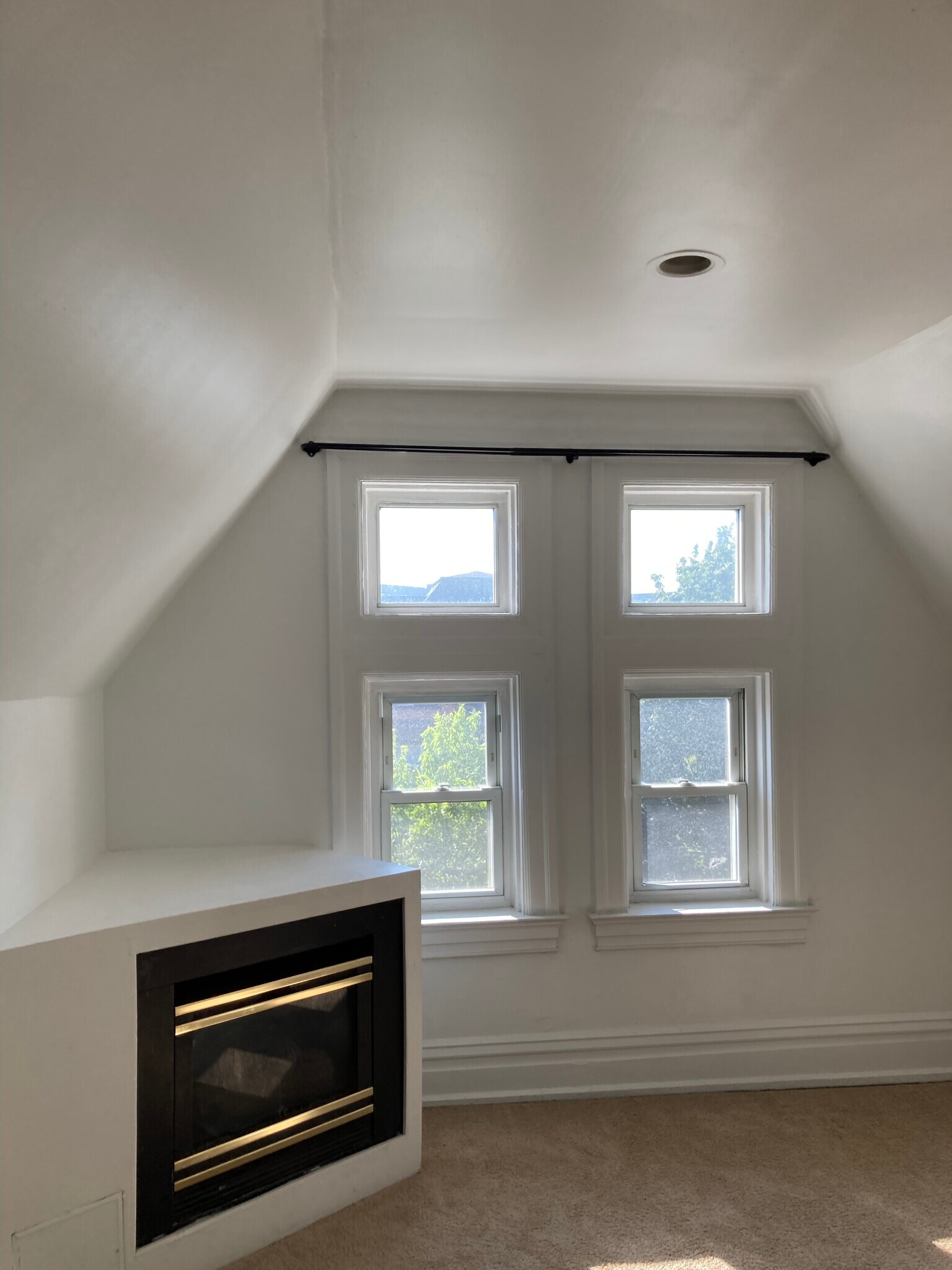 Building Photo - 370 S Negley Ave