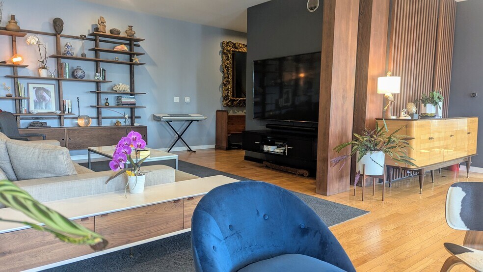 Family Room - 7121 Hillside Ave