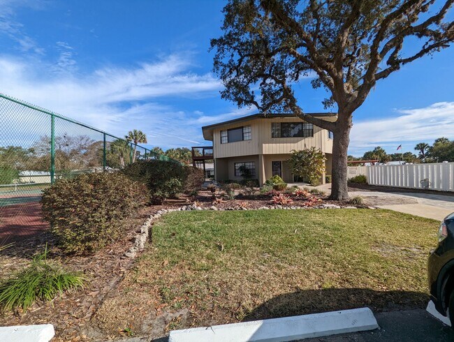 Building Photo - 11316 W Bayshore Dr