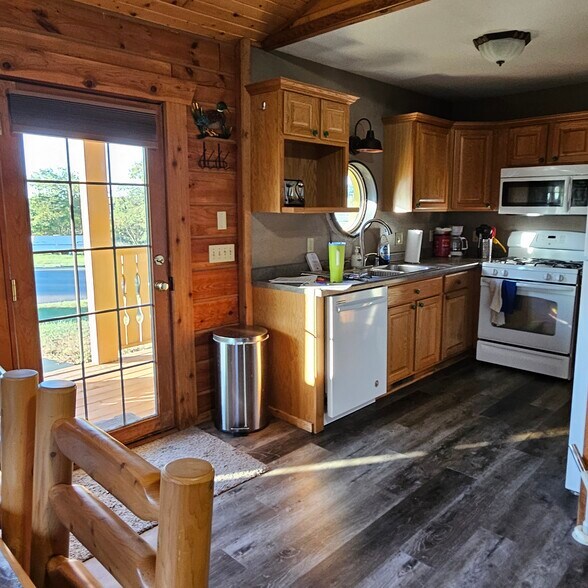 Kitchen - 424 Overlook Ct
